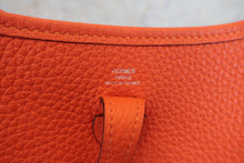 将图片加载到图库查看器，HERMES EVELYNE TPM Clemence leather Terre battue U刻印 Shoulder bag 600100109
