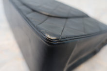 Load image into Gallery viewer, CHANEL Matelasse chain shoulder bag Lambskin Black/Gold hadware Shoulder bag 700120020
