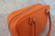 Load image into Gallery viewer, HERMES PLUME 20 Epsom leather Orange □J Engraving Hand bag 800080078
