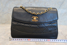 Load image into Gallery viewer, CHANEL Matelasse chain shoulder bag Lambskin Black/Gold hadware  Shoulder bag 700120040

