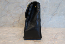 Load image into Gallery viewer, CHANEL Matelasse chain shoulder bag Lambskin Black/Gold hadware  Shoulder bag 700120040
