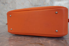Load image into Gallery viewer, HERMES PLUME 20 Epsom leather Orange □J Engraving Hand bag 800080078
