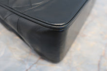 Load image into Gallery viewer, CHANEL Matelasse chain shoulder bag Lambskin Black/Gold hadware  Shoulder bag 700120040
