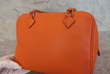 Load image into Gallery viewer, HERMES PLUME 20 Epsom leather Orange □J Engraving Hand bag 800080078
