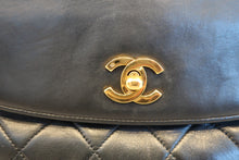 Load image into Gallery viewer, CHANEL Matelasse chain shoulder bag Lambskin Black/Gold hadware  Shoulder bag 700120040

