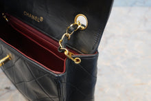 Load image into Gallery viewer, CHANEL Matelasse chain shoulder bag Lambskin Black/Gold hadware  Shoulder bag 700120040
