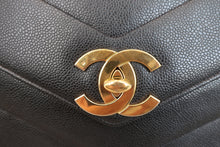 将图片加载到图库查看器，CHANEL/香奈儿 V线 链条包 荔枝皮 Black/Gold hadware(黑色/金色金属) 肩背包 800030196
