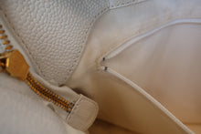 Load image into Gallery viewer, CHANEL Logo tote bag Caviar skin White/Gold hadware Tote bag 600080100
