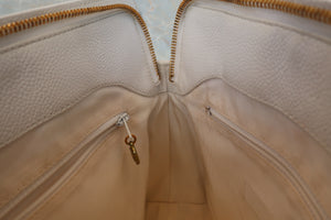 CHANEL Logo tote bag Caviar skin White/Gold hadware Tote bag 600080100