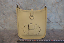 将图片加载到图库查看器，HERMES EVELYNE TPM Clemence leather Jaune poussin A刻印 Shoulder bag 800090207
