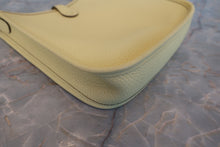 将图片加载到图库查看器，HERMES EVELYNE TPM Clemence leather Jaune poussin A刻印 Shoulder bag 800090207
