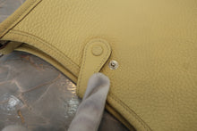 将图片加载到图库查看器，HERMES EVELYNE TPM Clemence leather Jaune poussin A刻印 Shoulder bag 800090207
