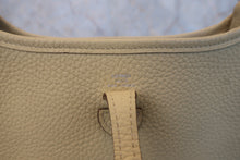 将图片加载到图库查看器，HERMES EVELYNE TPM Clemence leather Jaune poussin A刻印 Shoulder bag 800090207
