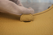 将图片加载到图库查看器，HERMES EVELYNE TPM Clemence leather Jaune poussin A刻印 Shoulder bag 800090207
