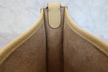 将图片加载到图库查看器，HERMES EVELYNE TPM Clemence leather Jaune poussin A刻印 Shoulder bag 800090207
