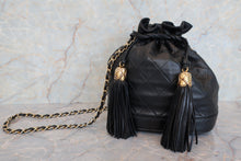 Load image into Gallery viewer, CHANEL Matelasse drawstring chain shoulder bag Lambskin Black/Gold hadware Shoulder bag 600120216
