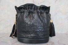 Load image into Gallery viewer, CHANEL Matelasse drawstring chain shoulder bag Lambskin Black/Gold hadware Shoulder bag 600120216
