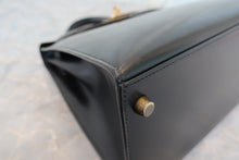 Load image into Gallery viewer, HERMES KELLY 28 Box carf leather Black 〇V Engraving  Shoulder bag 600120317
