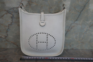 HERMES／エルメス エブリンTPM トリヨンクレマンス ニューホワイト B刻印 ショルダーバッグ 700050272