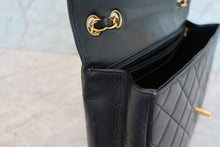 Load image into Gallery viewer, CHANEL Medium Matelasse single flap chain shoulder bag Lambskin Black/Gold hadware Shoulder bag 700090126
