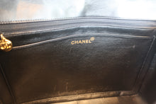 Load image into Gallery viewer, CHANEL Medium Matelasse single flap chain shoulder bag Lambskin Black/Gold hadware Shoulder bag 700090126
