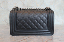 画像をギャラリービューアに読み込む, CHANEL/シャネル ボーイシャネルチェーンショルダーバッグ キャビアスキン ブラック/シルバー金具 ショルダーバッグ 800080038
