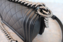 画像をギャラリービューアに読み込む, CHANEL/シャネル ボーイシャネルチェーンショルダーバッグ キャビアスキン ブラック/シルバー金具 ショルダーバッグ 800080038

