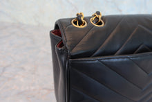 将图片加载到图库查看器，CHANEL/香奈儿 coco小姐 V线 链条包 羊皮 Black/Gold hardware(黑色/金色金属) 肩背包 800090202

