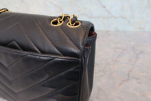 将图片加载到图库查看器，CHANEL/香奈儿 coco小姐 V线 链条包 羊皮 Black/Gold hardware(黑色/金色金属) 肩背包 800090202
