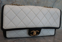 画像をギャラリービューアに読み込む, CHANEL/シャネル マトラッセチェーンショルダーバッグ ラムスキン ブラック/ホワイト/ゴールド金具 ショルダーバッグ 700070047
