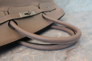 HERMES BIRKIN 40 Clemence leather Gris tourterelle/Matte silver hadware □E Engraving Hand bag 700030026