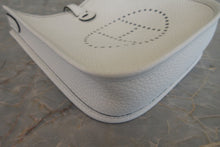 将图片加载到图库查看器，HERMES  EVELYNE TPM Clemence leather New white W刻印 Shoulder bag 700030183
