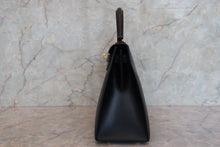 Load image into Gallery viewer, HERMES KELLY 28 Box carf leather Black 〇Z Engraving Shoulder bag 700090115
