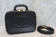 画像をギャラリービューアに読み込む, CHANEL/シャネル ココマーク2WAYバニティ キャビアスキン ブラック/ゴールド金具 バニティ 700100187

