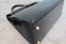 Load image into Gallery viewer, HERMES KELLY 28 Box carf leather Black 〇Z Engraving Shoulder bag 700090115

