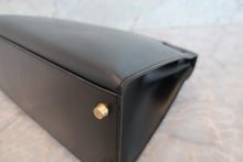 Load image into Gallery viewer, HERMES KELLY 28 Box carf leather Black 〇Z Engraving Shoulder bag 700090115
