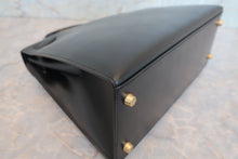 Load image into Gallery viewer, HERMES KELLY 28 Box carf leather Black 〇Z Engraving Shoulder bag 700090115
