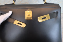 Load image into Gallery viewer, HERMES KELLY 28 Box carf leather Black 〇Z Engraving Shoulder bag 700090115
