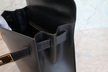 Load image into Gallery viewer, HERMES KELLY 28 Box carf leather Black 〇Z Engraving Shoulder bag 700090115
