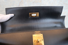 Load image into Gallery viewer, HERMES KELLY 28 Box carf leather Black 〇Z Engraving Shoulder bag 700090115
