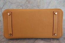 Load image into Gallery viewer, HERMES HAUT A COURROIRE 32 Fjord leather Natural sable □A Engraving Hand bag 700090116
