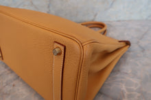 Load image into Gallery viewer, HERMES HAUT A COURROIRE 32 Fjord leather Natural sable □A Engraving Hand bag 700090116
