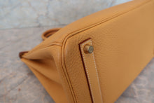 Load image into Gallery viewer, HERMES HAUT A COURROIRE 32 Fjord leather Natural sable □A Engraving Hand bag 700090116
