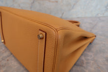 Load image into Gallery viewer, HERMES HAUT A COURROIRE 32 Fjord leather Natural sable □A Engraving Hand bag 700090116
