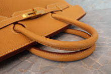 Load image into Gallery viewer, HERMES HAUT A COURROIRE 32 Fjord leather Natural sable □A Engraving Hand bag 700090116

