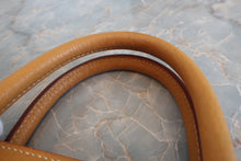 Load image into Gallery viewer, HERMES HAUT A COURROIRE 32 Fjord leather Natural sable □A Engraving Hand bag 700090116
