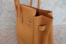 Load image into Gallery viewer, HERMES HAUT A COURROIRE 32 Fjord leather Natural sable □A Engraving Hand bag 700090116
