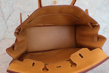 Load image into Gallery viewer, HERMES HAUT A COURROIRE 32 Fjord leather Natural sable □A Engraving Hand bag 700090116
