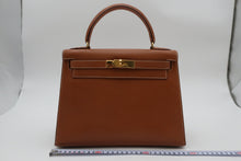 Load image into Gallery viewer, HERMES KELLY 28 Graine Couchevel leather Gold 〇T Engraving Shoulder bag 800100010
