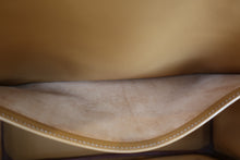 Load image into Gallery viewer, HERMES HAUT A COURROIRE 32 Fjord leather Natural sable □A Engraving Hand bag 700090116
